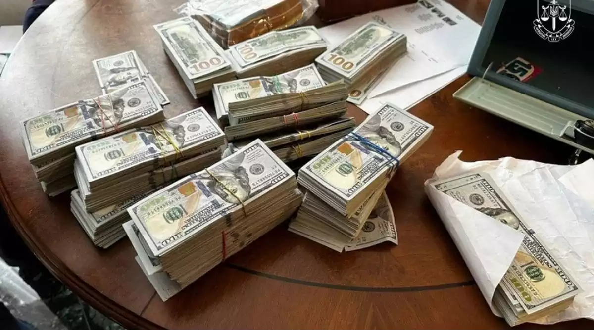 Пачки стодоларових купюр на столі